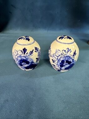 Delft Blue Pottery Holland Salt & Pepper Shakers Hand Painter Floral EUC